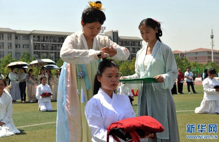 郑州：汉服爱好者举办汉服成人礼