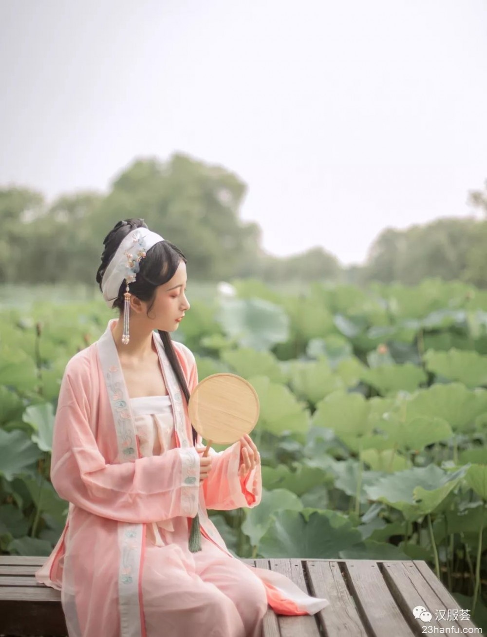 【汉服美景】十里荷塘，烟雨影涟涟