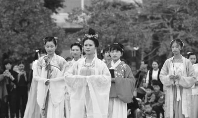 十里春风披锦绣 百花生日闹“花朝”