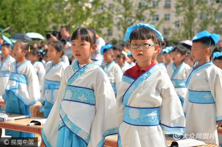 青岛一年级新生着汉服参加“开笔礼”