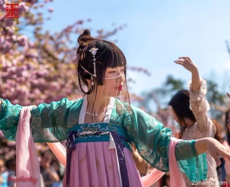 济南文庙上演“古装大戏” 女生穿汉服演绎大明宫词