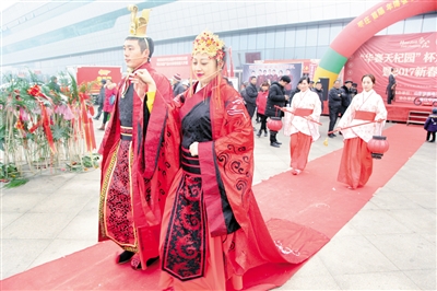 太甜了！四川一女孩身穿汉服、手捧鲜花，拉横幅迎接退伍男友回家!