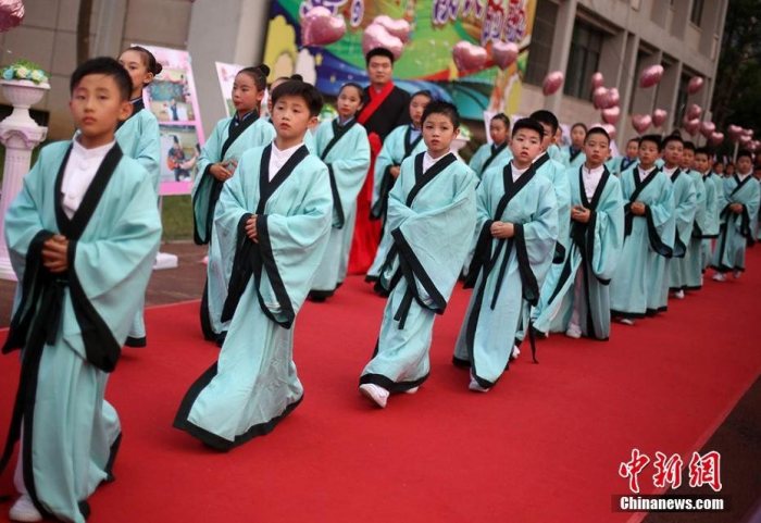 南京汉服“小学子”十岁生日行古礼感恩父母和老师