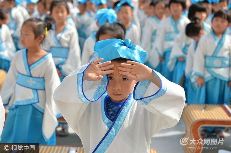 青岛一年级新生着汉服参加“开笔礼”