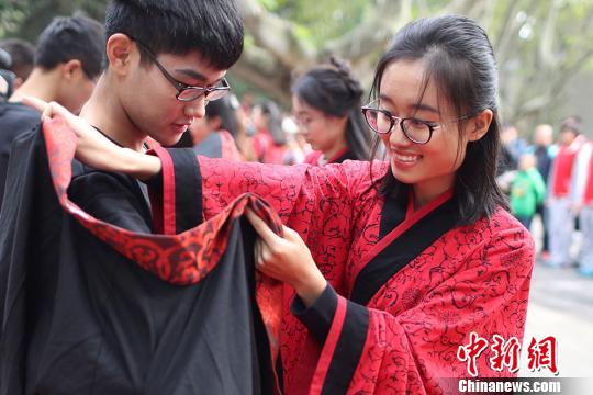 福州幼儿园喜迎新年 萌娃穿汉服诵三字经