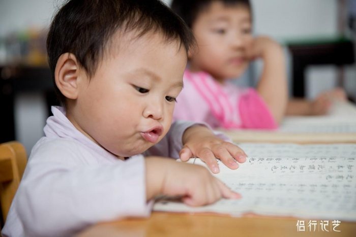 80后小夫妻隐居乡村开私塾，孩子穿汉服不学数理化只读经