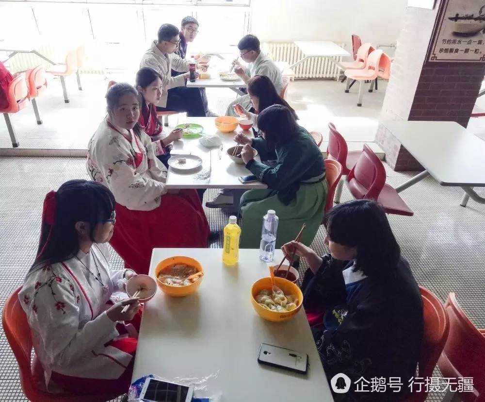 大学食堂百余人身着汉服同时用餐