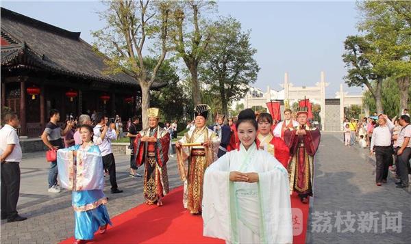 云鬓轻挽、长发及腰，宜昌大二女生每天穿汉服上课