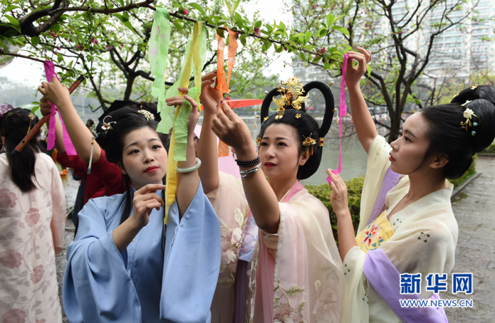 花朝节里度春分 女子穿汉服表演祭花神祈福