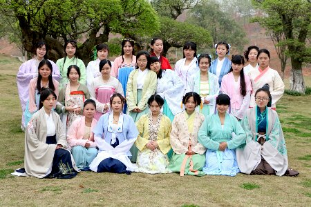 武汉一高校12位美女着汉服祭花神