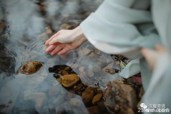 【汉服私影】隐 桃花流水窅然去，别有天地非人间