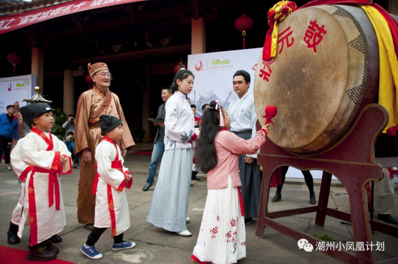 潮州市举行穿汉服拜孔子诵经典 学童重现古时开笔礼