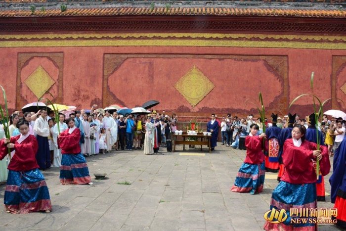 端午节德阳数十名汉服爱好者举行祭祀活动