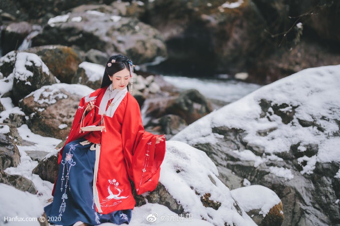 旧岁采得枝头细雪，今朝飘落胭脂梨叶