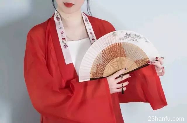 凭什么一件纯色平平无奇的汉服能卖300+？