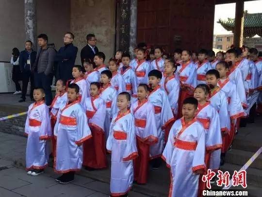 西安中外学子着汉服举行中华祈福大典