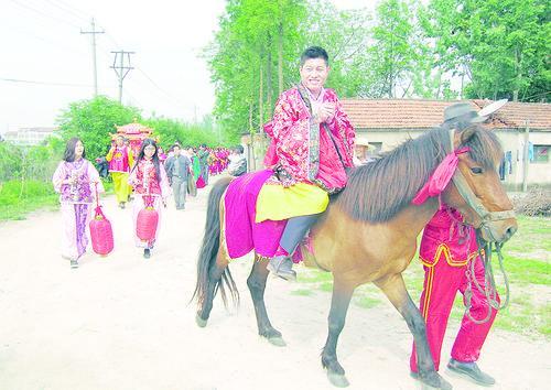 青大学子穿汉服洒水祈福 重现古代上巳节