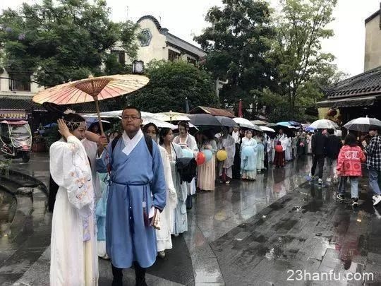 太好玩：湖南家长携幼子穿汉服还原古代清明节