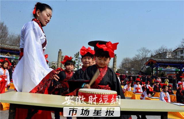 安徽阜南举办首届汉服“开笔礼”仪式 70名儿童穿汉服行汉礼