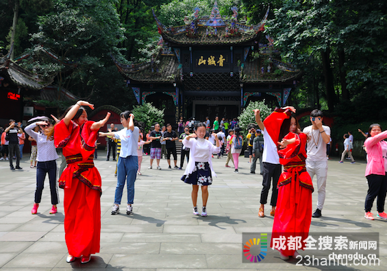 都江堰景区举行大规模汉服行活动