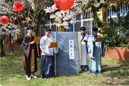 青岛高校上演文化盛宴 汉服美女樱花树下展才艺