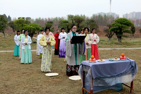 宣传汉文化，中学女生穿汉服上课