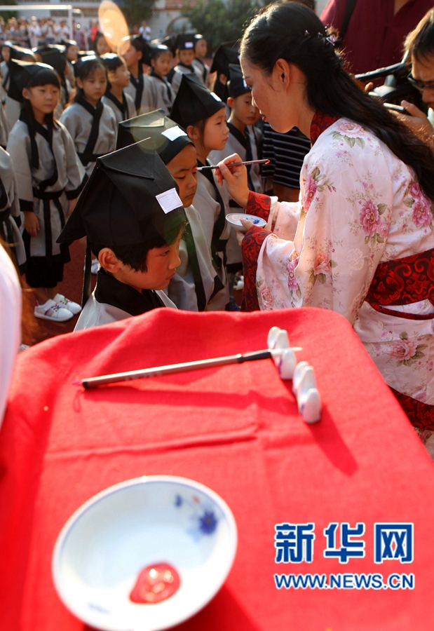 河南许昌：小学生穿汉服体验“开蒙礼”