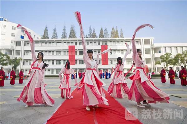 大学生身着汉服 举行传统成人礼