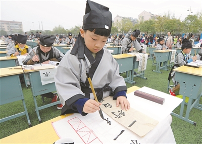 泰州汉字书写大会 孩子们身穿汉服挥毫泼墨