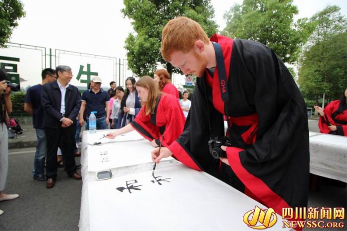 穿汉服写汉字 39名海外大学生在成都开启中国文化游学之行