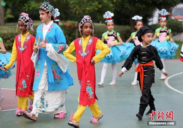 南京汉服“小学子”十岁生日行古礼感恩父母和老师