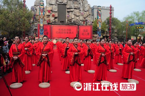 杭州千名女生举行汉服成人礼，拜花神放河灯