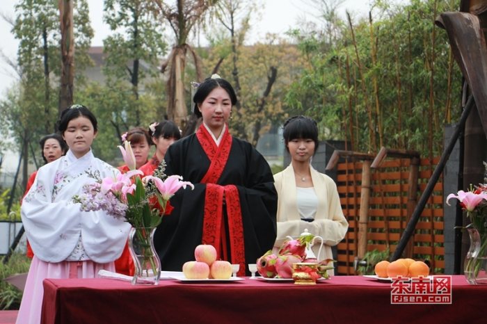 花朝节汉服爱好者齐聚佰翔·圆山花泉祭拜花神