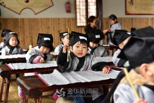 东营市200多名小学生身穿汉服参加开笔礼