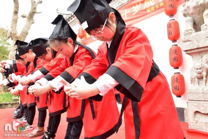 百名学生清水净手肃容正衣身着汉服习汉礼