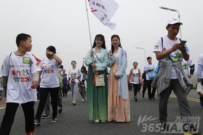 合肥环巢湖毅行奇装异服频现 小丑与汉服美女都来了