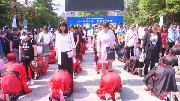 百名学子身着汉服 参加中华传统成人礼