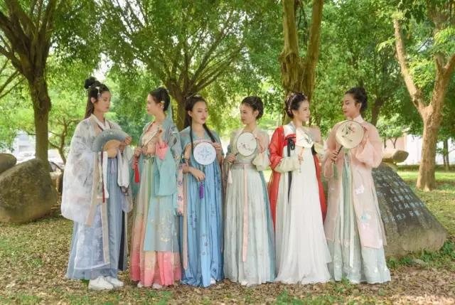 福建闽南师范大学女生汉服毕业照