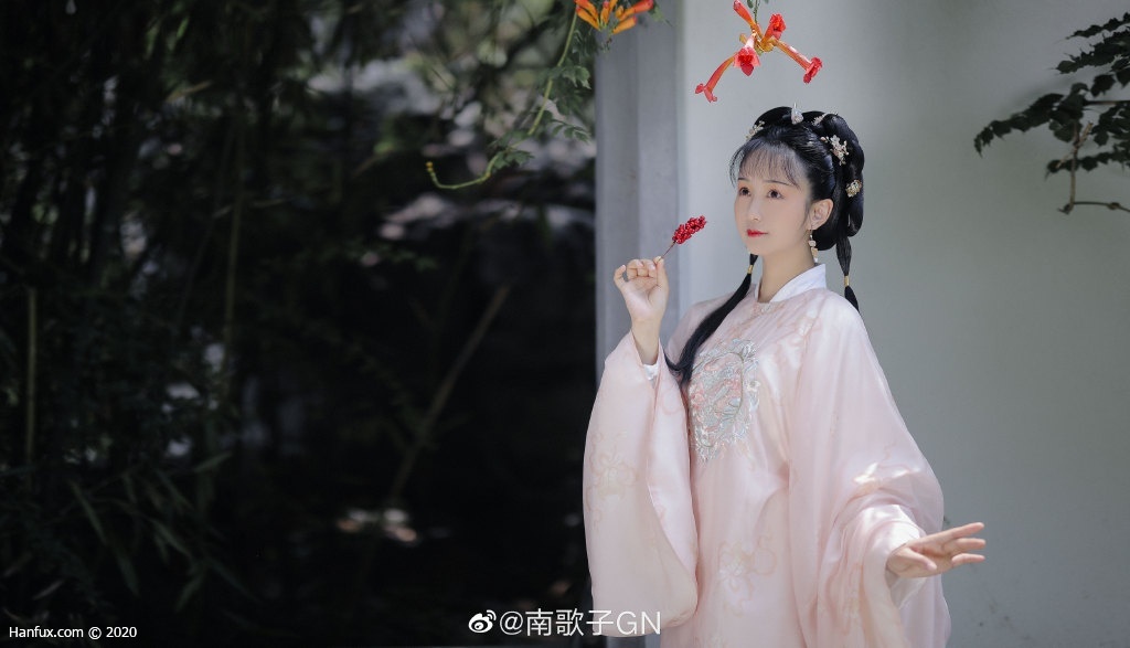 【汉服摄影】香残沈水缕烟轻，花影阑干人静