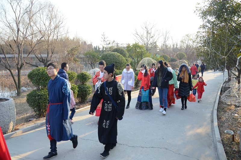 穿汉服闹元宵 宝泉寺鸡年灯会传统文化大放光彩