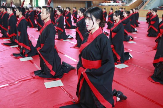 浙江大学生着汉服行成人礼