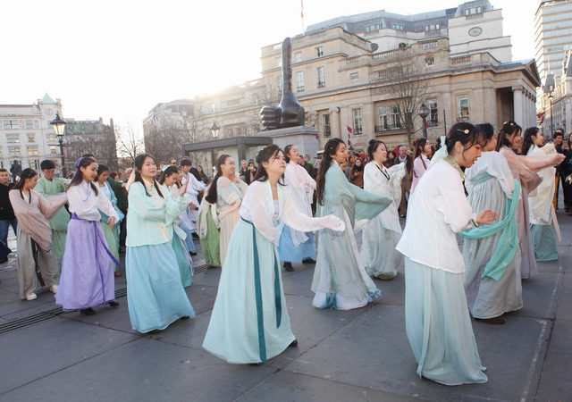 一拜三叩祭祖、包饺子 穿上汉服　体验传统春节