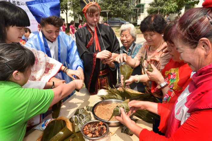 德阳学子穿汉服举行成人礼