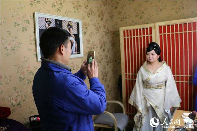 149名建筑女职工拍汉服写真庆妇女节 秒变女神