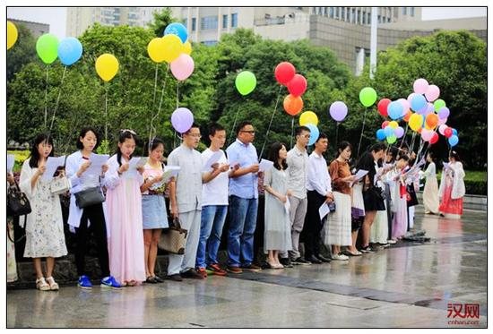 在大学，读《大学》——书香湖北·文化中国第一场“着汉服·放飞经典”在汉举行