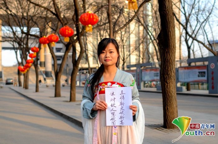 诗词大会圈粉大学生 着汉服言诗词话开学