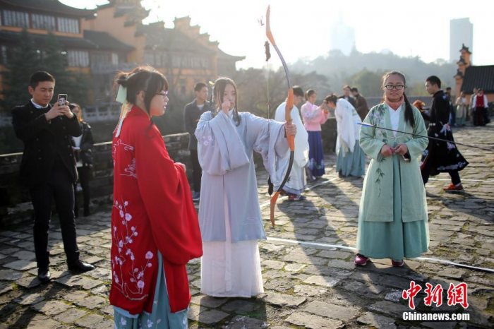 南京明城墙上演"复古"运动会 穿汉服拔河