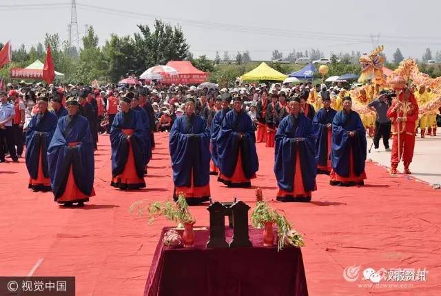 日照农民穿汉服进行“迎龙祭天”仪式