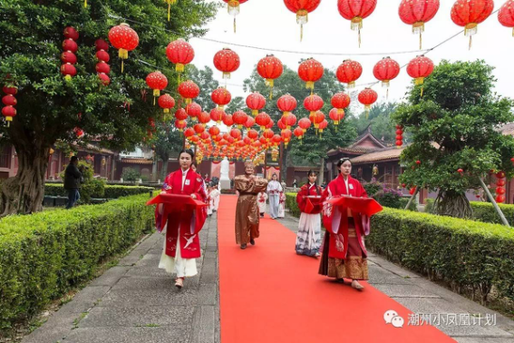 潮州市举行穿汉服拜孔子诵经典 学童重现古时开笔礼