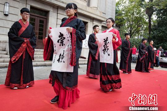 南京大学生着汉服行“冠（笄）礼”